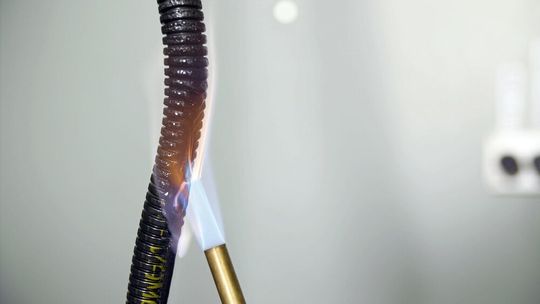 PMA führt intensive Prüfungen durch, um das Brandverhalten ihrer Kabelschutzsysteme zu überprüfen. Diese Tests umfassen die Prüfung der Flammwidrigkeit sowie die Bewertung der Emissionsrate von Rauchgasen.(Bild:  ABB)