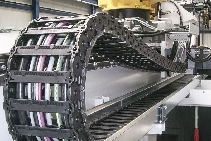 In der Industrie kommen Helukabel-Produkte etwa in Schleppketten oder Robotern zum Einsatz. Die Daten- und Steuerleitungen der Serie Roboflex etwa halten Zug, Druck, Biegung und Torsion stand. Diese und weitere Produkte für die Verbindungstechnik, etwa für die Antriebstechnik oder für die E-Mobilität, stellt das Unternehmen an seinem Stand auf dem Messegelände in Nürnburg vor. Halle 2, Stand 230/231. (Bild: Helukabel)