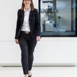 „Regelbasierte Programmierung war gestern“, konstatiert Marie-Sophie Maier, Geschäftsführerin  der Adelbert Haas GmbH. Heute lernen man deshalb aus Daten, um proaktiv zu handeln. Auch das wird auf der Grindinghub 2026 ein Thema sein.(Bild:  Adelberg Haas)