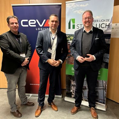 Bei der Informationsveranstaltung (v.l.): Jan Mach, Senior HR Manager, und Sebastian Golombek, Vertragslogistikmanager für Norddeutschland (beide Ceva), zusammen mit Lichs Bürgermeister Dr. Julien Neubert (Bild: Ceva)