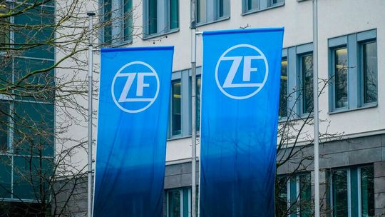 Im Juni versicherte das ZF-Management noch, dass bis 2028 die Arbeitsplätze sicher sind. Heute platzte die Nachricht herein, dass man doch in den nächsten vier Jahren bis zu 14.000 Stellen eliminieren will. Der Gesamtbetriebsrat will kämpfen und unterstellt Managementversagen.(Bild:  ZF)