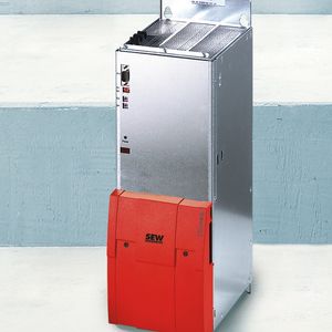 Das Netzrückspeise-Versorgungsmodul MXR gibt es in den Leistungsstufen 50 kW und 75 kW für das Mehrachs-Servoverstärkersystem Moviaxis. Der Anwender kann zwischen dem Rückspeisemodul MXR80 für sinusförmige Netzrückspeisung und dem Modul MXR81 für blockförmige Netzrückspeisung wählen.