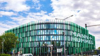 Mehr als 20.000 Mitarbeiter stellen bei Mann + Hummel an über 80 Standorten neben Luftfilter-, Flüssigkeitsfilter- und Saugsystemen auch technische Kunststoffteile, Filtermedien sowie Innenraum-, Industrie-  und Membranfilter her. (Mann + Hummel)