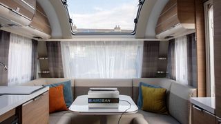 Was dem Fernfahrer recht ist, ist dem Reisemobilvermieter billig: Auch hier sorgt eine Ozondusche für hygienisch einwandfreie Verhältnisse. (Bild: Texa)