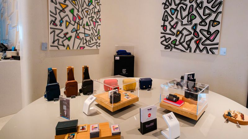 Bei Gargash werden Dinge zum Verkauf angeboten, die oft nur entfernt mit dem Thema Auto zu tun haben. (Bild: Gargash)