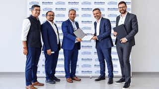 (v.l.n.r.): Akshay Deshraj – Group CFO bei Blue Binaries, Pavan Kodipaka – AVP bei Blue Binaries, Kishore LM – President & COO von Blue Binaries, Orazio Ragonesi – CEO von Micronova, Karl Maximilian – Eigentümer und Vorstandsmitglied der Micronova AG (Bild: NovaBinaries)