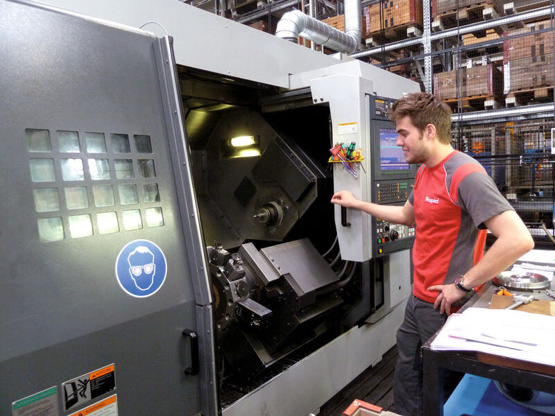Stefan Murbach bedient das 7-Achsen-CNC-Drehcenter Mori Seiki ZT2500 Y. (Bild: Cadam Solutions)