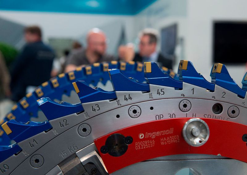 Garant für gute Geschäfte, Schaufenster für den internationalen Markt, Taktgeber für die Zukunft der Produktion – so beschreiben die Aussteller die EMO Hannover 2017. (VDW)