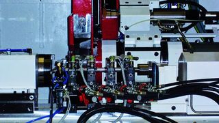 Die Nockenwellenschleifmaschine Cam-Grind S mit integriertem Ladesystem ist vielseitig einsetzbar für das Schleifen von Nockenwellen bis 650 mm Länge. Bild: Studer Schaudt (Archiv: Vogel Business Media)