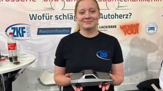 Danielle Häffele, Auszubildende zur Fahrzeuglackiererin bei Finster in Wiesbaden, steht den Schülern auf der Automechanika Rede und Antwort.  (Bild: Doris S. Pfaff - VCG)