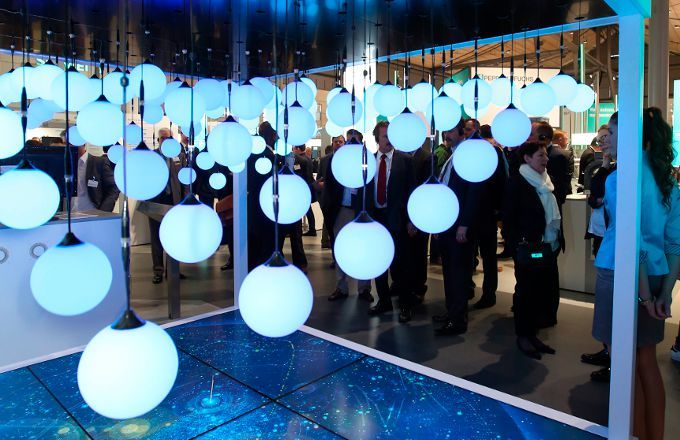 Werkzeugmaschinenbauer Gehring Technologies hat sich frühzeitig für die IIoT-Technologie entschieden. Heute können die Gehring-Kunden live sehen, wie die Honmaschinen des in Osftfilder ansässigen Herstellers arbeiten, bevor sie einen Auftrag erteilen. Dabei werden relevanten Daten von einer neuen Maschine in Echtzeit an einen Kunden übertragen, um so sicherzustellen, dass die Maschine dessen Anforderungen an Präzision und Effizienz erfüllt. Gehring nutzt das gleiche Cloud-basierte Echtzeit-Tracking mit dem Ziel, Ausfallzeiten zu reduzieren und die Produktivität der eigenen Fertigung durch Überwachung der Fertigungssysteme zu optimieren.  (Bild: Gehring Technologies)