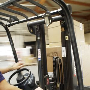 Bei Elektro-Flurförderzeugen, ihren Antriebsbatterien und den dazu gehörenden Ladegeräten, lohnt es sich, bei Neu- oder Ersatzbeschaffungen die Total Cost of Ownership näher zu betrachten.