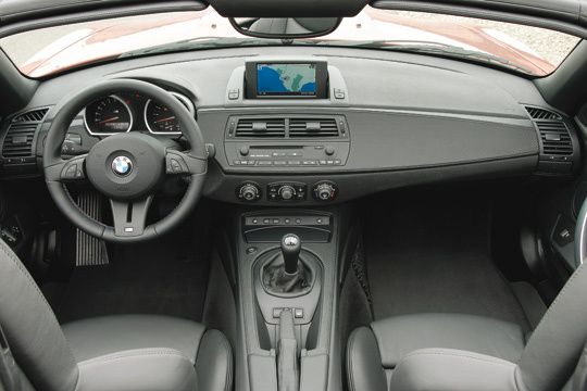 Das innere Facelift beim Hecktriebler ist recht mager ausgefallen. Beim Armaturenbrett setzt BMW auf die Verwendung von Carbonleder – innovativ, aber nicht jedermanns Geschmack. (Archiv: Vogel Business Media)