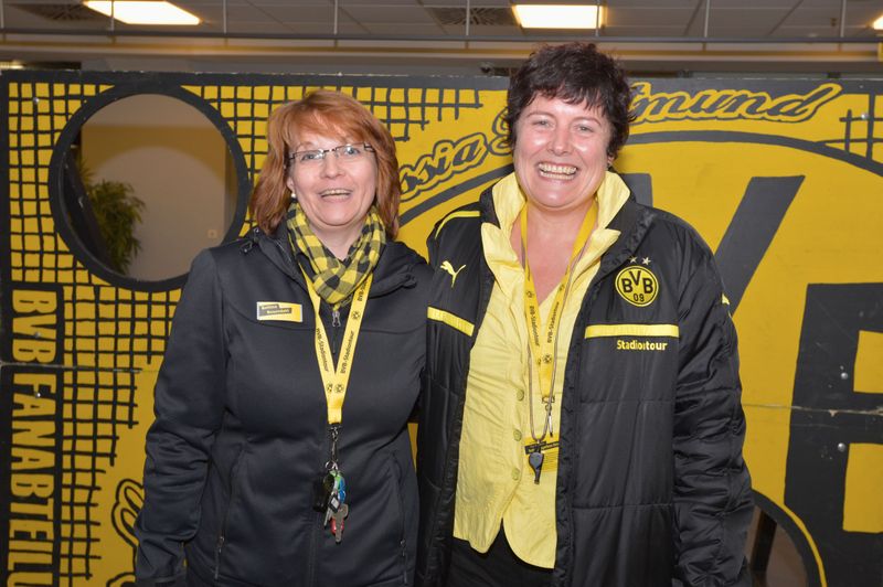 Sie heizten den Jungs ordentlich ein: Heike Regener und Bettina Rosendahl führten die Swyx-Partner durchs Stadion und passten  beim anschließenden Torwandschießen genau auf, ob das Runde ins Runde ging. (Swyx)