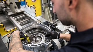 Hybridgetriebemontage bei ZF in Saarbrücken.  (ZF Friedrichshafen AG)