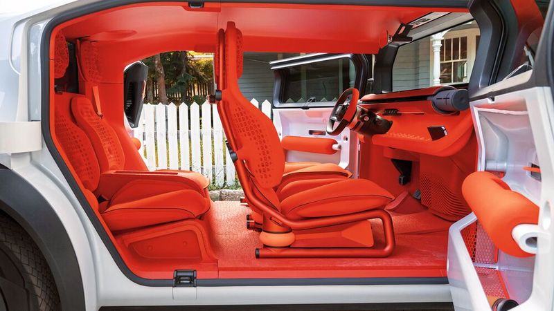 Anstelle von herkömmlichen Autositzen benötigen die platzsparenden Frontsitze des Oli 80 Prozent weniger Teile als Sitze in einem vergleichbaren SUV. (Bild: Stellantis)