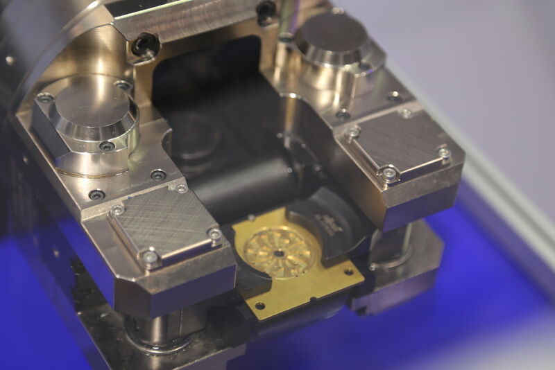 Röhm auf der AMB 2014: Genial, dieses Spannsystem wurde speziell von Röhm gemeinsam mit der Schweizer Uhrenindustrie entwickelt, um Uhren-Platinen in einer Aufspannung auf beiden Seiten bearbeiten zu können. Des Futter erhielt den MM-Award. (Bild: Böhm)