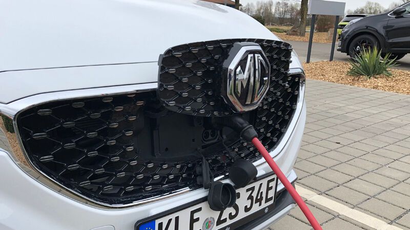 Geladen wird über eine Buchse im Frontgrill. (Bild: Wehner)