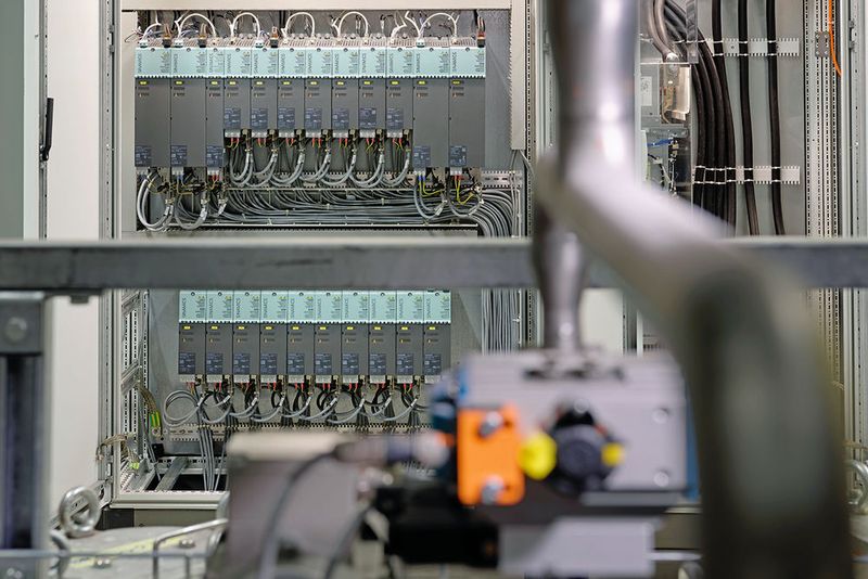 In den elektrischen Schaltschränken dominieren Module der Sinamics-­S120-Antriebe. (Siemens)