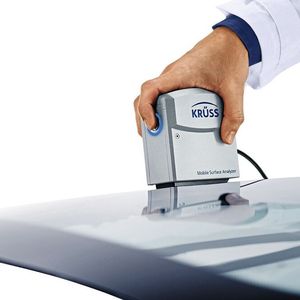 Bei diesem mobilen Messgerät werden mit einem Klick zwei Testflüssigkeiten vollautomatisch parallel dosiert und alle Kontaktwinkel gleichzeitig analysiert. Dies ermöglicht fundierte Aussagen über die Benetzbarkeit durch wässrige oder organische Flüssigkeiten. 