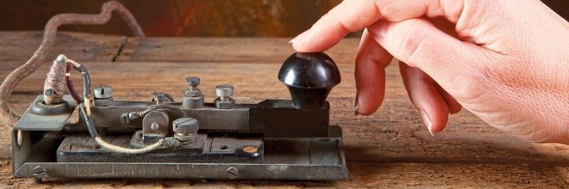 Mit dem von Samuel Morse entwickelten Apparat lassen sich Nachrichten über eine große Distanz elektrisch übertragen. Das erste Telegramm übermittelte Morse im Jahr 1844. Mit dem von Samuel Morse entwickelten Apparat lassen sich Nachrichten über eine große Distanz elektrisch übertragen. Das erste Telegramm übermittelte Morse im Jahr 1844.