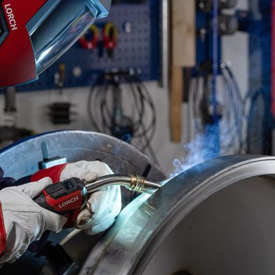 Erfordert höchstes Schweiß-Knowhow: die Fertigung der Behälter zur Fest-Flüssig-Filtration aus Edelstahl. Amafilter setzt dabei im Werk in Lochem (Niederlande) auf die neueste MIG-MAG-Schweißtechnologie von Lorch: der iQS.  (Bild: Lorch)