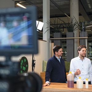 Familienunternehmen Bürkert Fluid Control Systems investiert in Startup Green Elephant Biotech,  (v.l.) Dr. Joel Eichmann (Geschäftsführer und Gründer Green Elephant Biotech), Hendrik Faustmann (New Business Model Development, Bürkert), Georg Stawowy (CEO Bürkert), Caspar von Schoeler (Corporate Development, Bürkert), Roman Gaida (CSO Bürkert), Felix Wollenhaupt (Geschäftsführer und Gründer Green Elephant Biotech).(Bild:  Bürkert Fluid Control Systems)