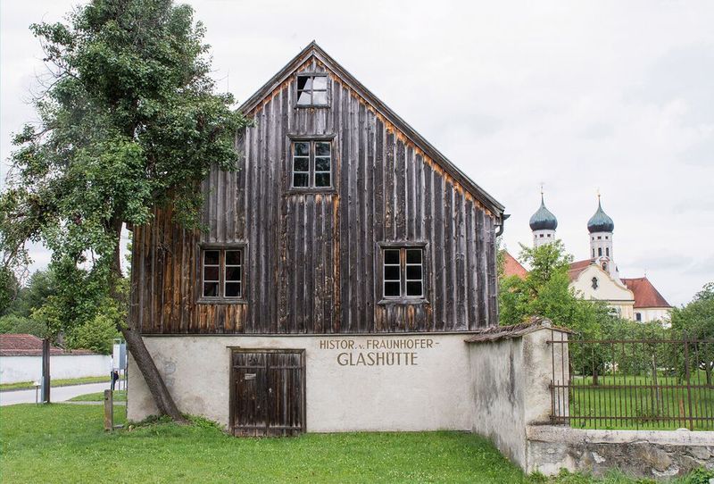 In einem Gebäude des ehemaligen Klosters Benediktbeuern, das zur Glashütte umgebaut wurde, war der Optiker Joseph von Fraunhofer zwischen 1807 und 1819 tätig. Er entdeckte dort die 