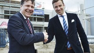 V.l.: Jan-Oliver Siebrand von der Handelskammer Hamburg gratuliert Frigo-Geschäftsführer Florian Redlefsen zum Bau des dritten Kühllagers. (Bild: Hafen Hamburg)