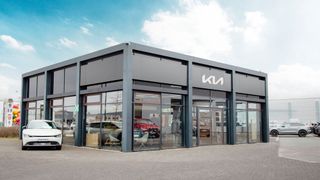 Der vierte Kia-Standort der Feser-Graf-Gruppe hat in Hallstadt bei Bamberg eröffnet. (Bild: Feser-Graf)
