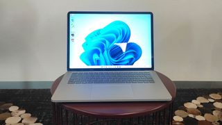 Das 14,4-Zoll-Display im 3:2-Format im Microsoft Surface Studio liefert eine Auflösung von 2.400 x 1.600 Pixel. Eine Bildwiederholfrequenz von 120 Hz sorgt für flüssiges Scrollen und Spielen. (Vogel IT-Medien)