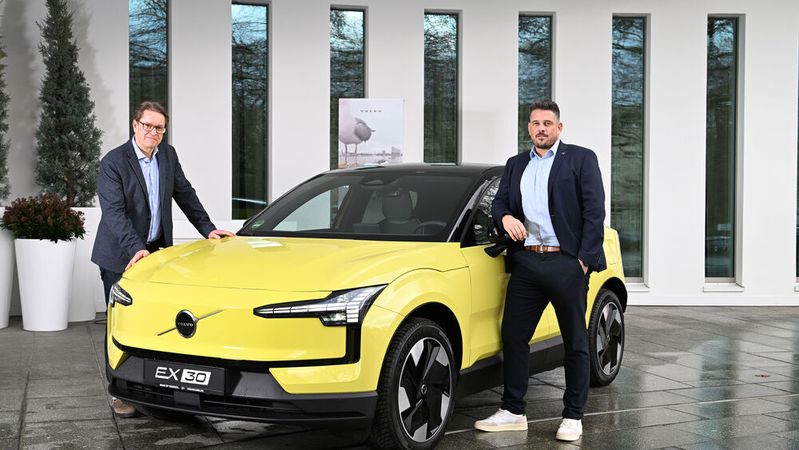 Axel Zurhausen (l.), Manager Online Sales, und Jeroen Kandybowicz, Manager B2B Performance bei Volvo Deutschland, setzen große Erwartungen in den neuen Volvo EX30.(Bild:  Christian Bittmann)