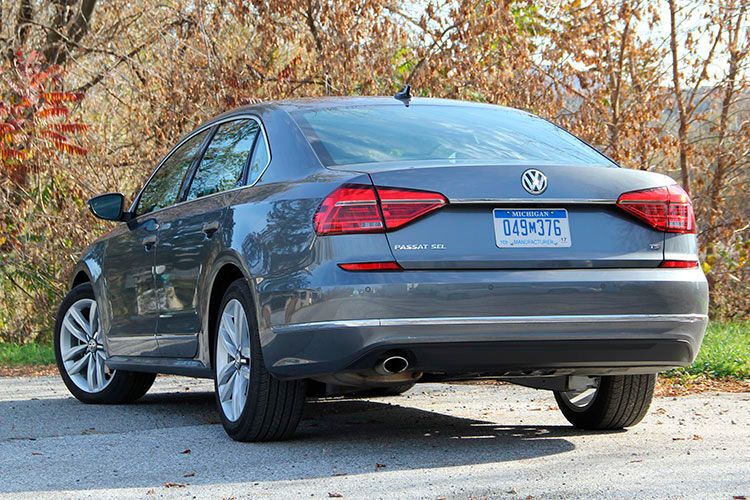 Das Heck ist von neu konturierten Rückleuchten geprägt. (Foto: Meiners)