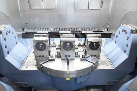 SLZ fixiert die Bauteile ausschliesslich mit Spanntechnik von Gressel. Verformungen werden beispielsweise bei der Bearbeitung von Karbon mit definiert am «grepos-5X» eingestellten Spannkräften vermieden.(Bild:  Gressel)