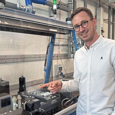 Atinary Mitgründer Loïc Roch im SwissCAT+ Labor der ETH Zürich. (Bild: Anne Richter, VCS)