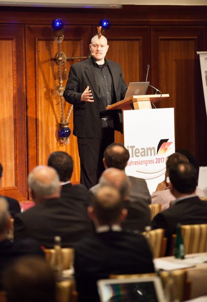 Sascha Lobo hält eine Keynote zu dem Thema „Künstliche Intelligenz, natürlich!“ (iTeam)