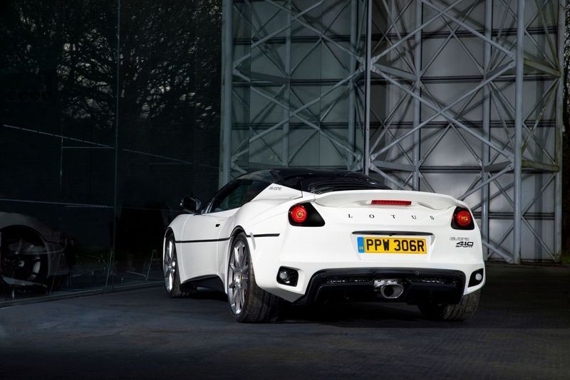 Ansonsten muss man allerdings nach Ähnlichkeiten mit dem 007-Esprit suchen. (Lotus)