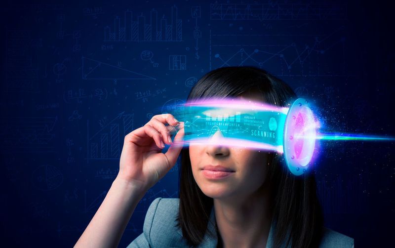 2. Erfassen der Umgebung: Als Grundlage, die Umgebung neu zu erleben, nennt Gartner den „Device-Mesh“. Der Wechsel zwischen Geräten soll fließender werden und der Nutzer den Übergang zwischen zwei unterschiedlichen Geräten kaum noch wahrnehmen. Ein großes Potential wird in Augmented und Virtual Reality von den Forschern gesehen, aber dies seien lediglich Beispiele für die „Ambient User Experience“. (ra2 studio - Fotolia.com)