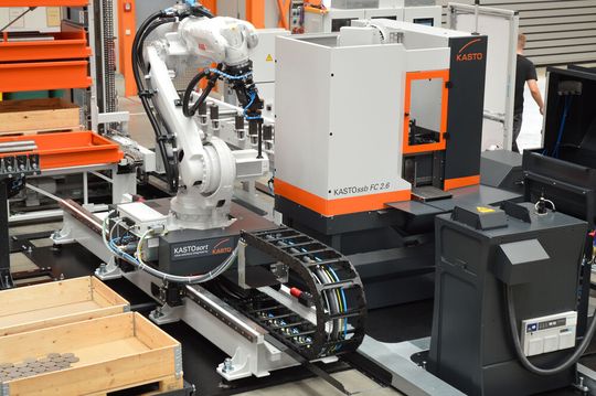 Herzstück des Sägezentrums: Die neue Vertikalbandsäge KASTOssb ist kompakt, für Hartmetallsägebänder optimiert und flexibel automatisierbar.(Bild:  Kasto Maschinenbau GmbH & Co. KG)
