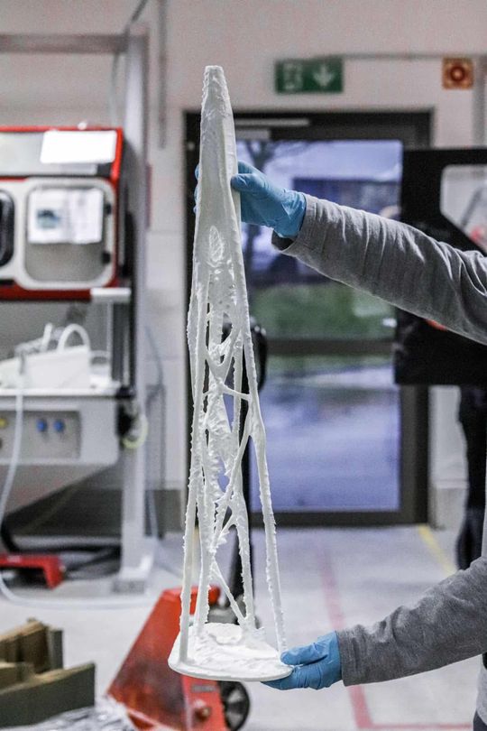 (Per 3D-Druck zum Positivmodell aus Kunststoff: Mit einer Präzision bis zu 600 dpi werden 150 Mikrometer dünne Schichten aus Quarzsand nach und nach aufeinander gedruckt und miteinander verklebt. Mit konventionellen Werkzeugen ist die Herstellung solch komplexer Strukturen in einem einzigen Arbeitsgang kaum möglich. Bildquelle: Gratz/voxeljet)