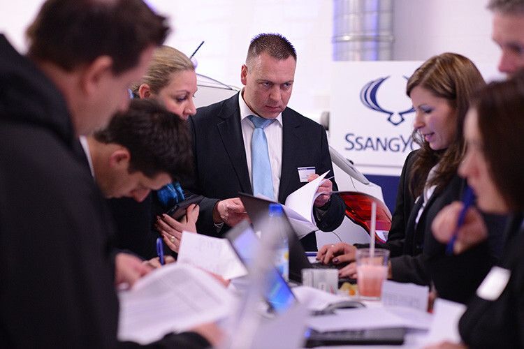 Reges Treiben herrschte nach den Vorträgen der Importeursspitze am Bestellcounter. (Vogel Business Media)