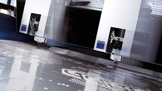 Bei dieser Laserschneidanlage 
hat der Leichtbauwerkstoff 
CFK die Masse des Quer-
balkens im Vergleich zur Stahl-
variante halbiert und dessen 
dynamische Steifigkeit um 
das Vierfache erhöht. Die 
Folge ist ein Produktivitäts-
anstieg um 70%.  (Bild: Trumpf)