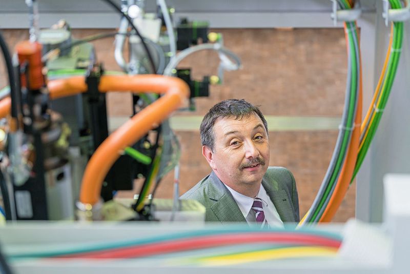 Klaus Joachim, Senior Manager Automation bei Lapp Systems, freut sich über die neue Servokabel-Konfektionierung: „Nur das Einlegen der Adern in den Isolierkörper mittels einer speziellen Vorrichtung erfolgt manuell, alles Weitere geschieht automatisch.“ (Lapp/Wolfram Scheible)