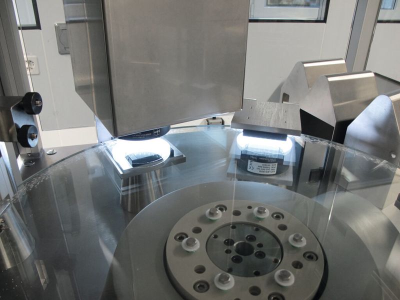 Details des Produktweges durch die Anlage: Glasplatte mit Kamera 2. (Bild: Geistlich Pharma)