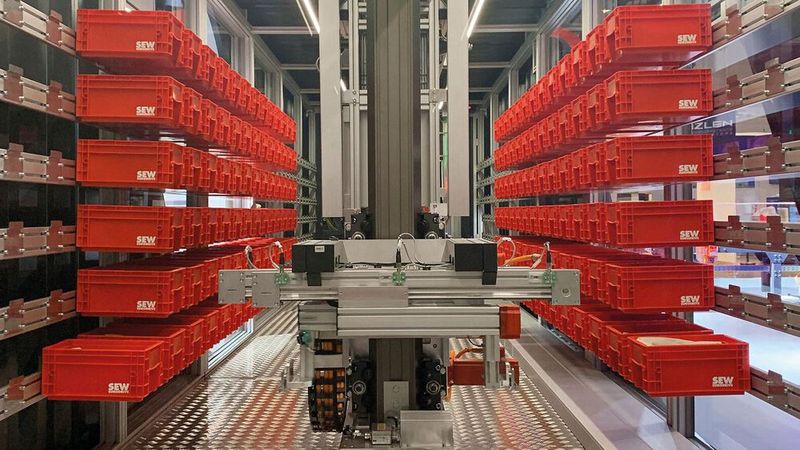 In einem standardisierten Seecontainer findet ein komplettes, vollständig automatisiertes Regalbediengerät mit ca. 500 Kunststoff-Lagerkisten Platz. Im Inneren bewegen sich zwei Fahrwagen in Längsrichtung entlang an oben und unten angeordneten Zahnschienen.(Bild:  SEW)