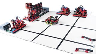 Future Skills erwerben: Das Modell Agile Production Simulation von Fischertechnik ermöglicht es, auf kleinem Raum digitalisierte Produktionsabläufe mit beispielsweise fahrerlosen Transportsystemen und Qualitätssicherung mittels künstlicher Intelligenz detailliert nachzubilden.  (Bild: Fischertechnik)