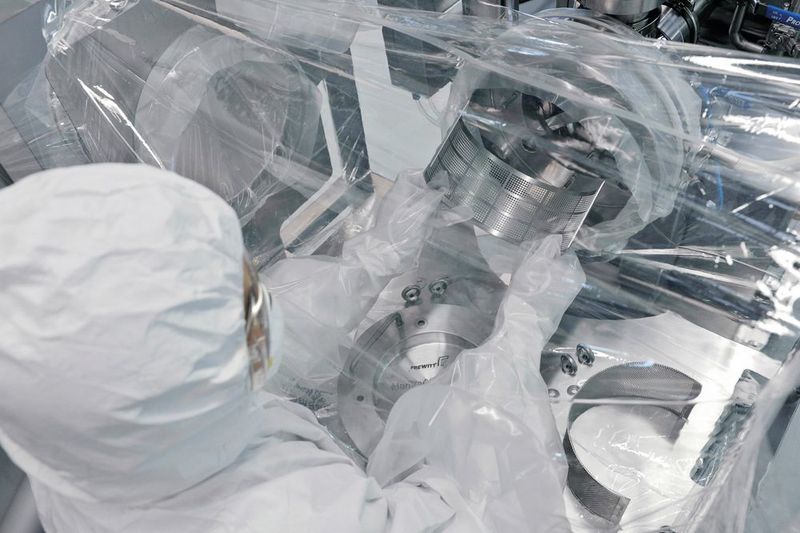 Die Anbindung einer Glove Box ermöglicht ein flexibles Containment. (Frewitt)