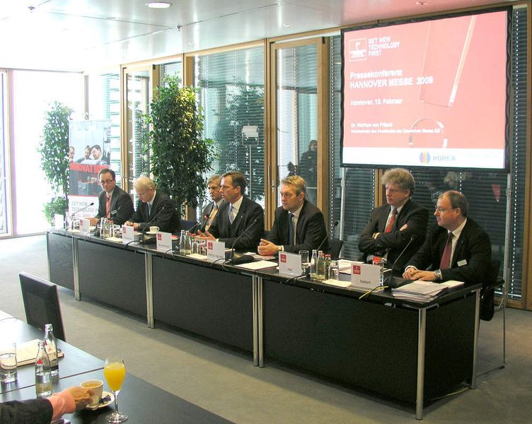 Auf dem Podium von links nach rechts: Wolfgang Pech (Geschäftsbereichsleiter Hannover Messe, Deutsche Messe AG, Hannover), Rainer Bröring (Geschäftsführer GE Wind Energy, Salzbergen), Dr. Norbert Kuschnerus (Leiter Process Management Technology, Bayer Technology Services, Leverkusen), Dr. Wolfram von Fritsch (Vorsitzender des Vorstandes, Deutsche Messe AG, Hannover), Prof. Dr.-Ing. Alexander Verl (Institutsleiter Fraunhofer-Institut für Produktionstechnik und Automatisierung IPA, Stuttgart), Björn Irtel (Leiter Produktentwicklung und Qualitätswesen Aerzener Maschinenfabrik, Aerzen), Marco Siebert (Leiter Hannover Messe-Presse, Deutsche Messe AG, Hannover) (Archiv: Vogel Business Media)