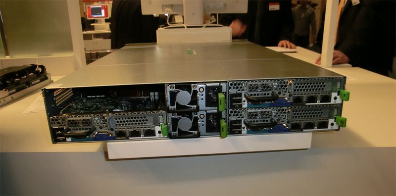 Eigentlich handelt es sich um ein CX400-Chassis mit 2 Höheneinheiten, in dem so genannte skinless Server stecken - entweder 4 Server vom Typ 