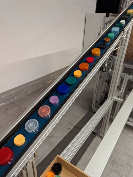 Für die Automatisierung von Montage- und Verpackungsprozessen nutzt KM Packaging zahlreiche Item-Komponenten. So setzt das Unternehmen beispielsweise Gurtförderer ein, um einzelne Komponenten zu Montage- und Veredelungsmaschinen sowie fertige Verschlüsse zu einer Befüllstation zu transportieren. (Bild: Item)